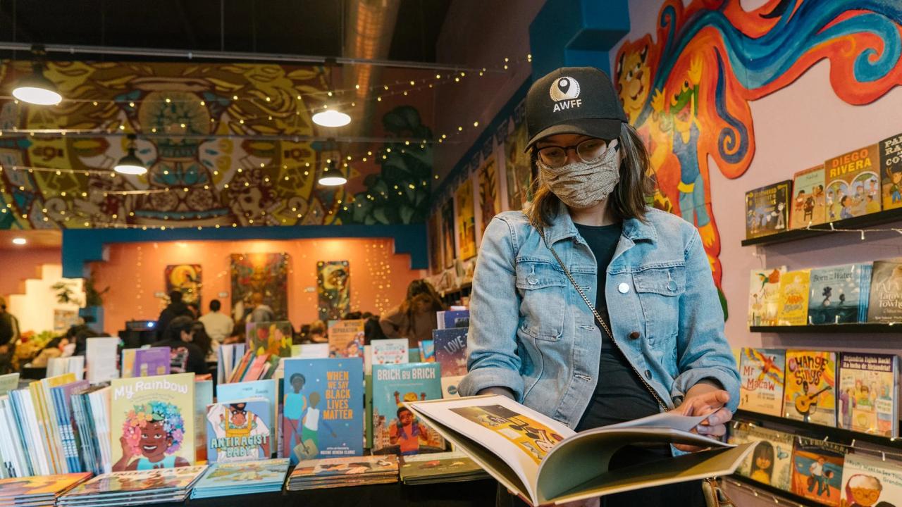 Luis fernando compra tres en la librería.